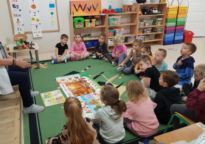 Dzieci siedzą na dywanie