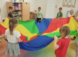 Sensoryczna przygoda „Jabłcusiów” z Panią Olą