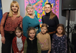 Dzieci z Paniami na tle pracy