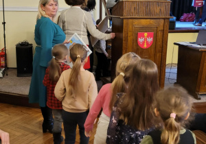 Dzieci wchodzą na scenę