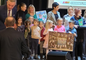 Dzieci stoją na scenie