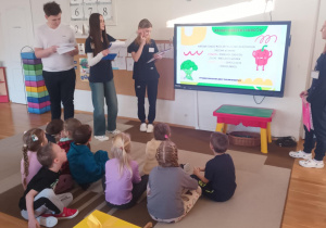 Dzieci oglądają prezentacje