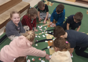 Dzieci układają puzzle