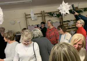 Dziadkowie tańczą z wnukami