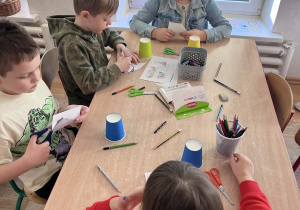 Dzieci pracują przy stolikach