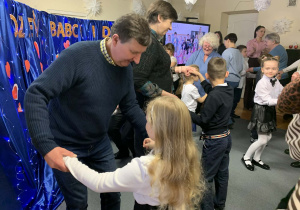 Dziewczynka tańczy z Dziadkiem