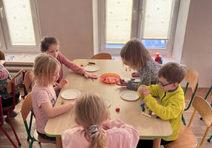 Dzieci pracują przy stolikach