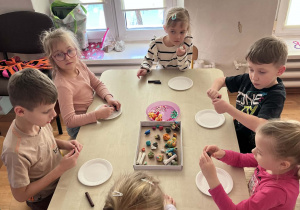 Dzieci pracują przy stolikach