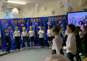Dzieci wystepują