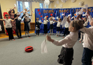 Dzieci tańczą z chustami