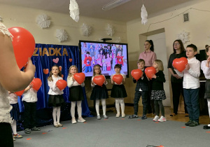 Dzieci trzymają balony