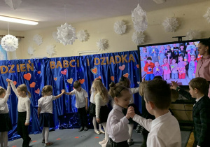 Dzieci tańczą kujawiaka