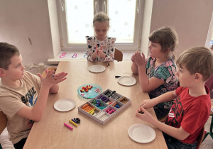 Dzieci pracują przy stolikach