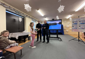 Dziewczynka pochodzi do strażniczke