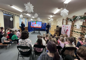 Dzieci oglądają film