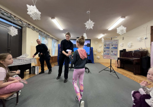 Dziewczynka podchodzi do Strażniczek