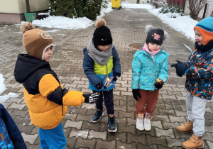 Dzieci trzymają zimne ognie