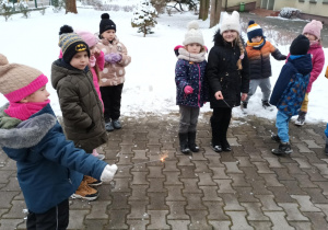 Dzieci trzymają zimne ognie