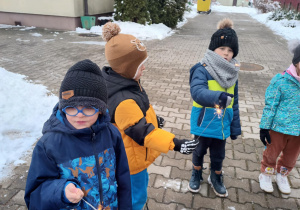 Dzieci trzymają zimne ognie