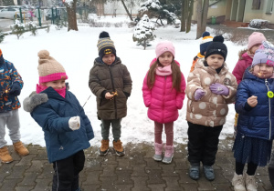 Dzieci trzymają zimne ognie