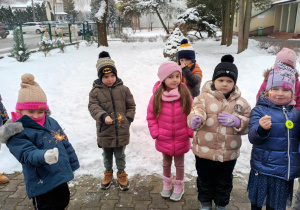 Dzieci trzymają zimne ognie