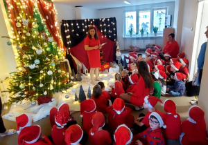 dzieci siedzą na dywanie