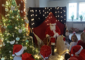 dzieci obserwują Mikołaja