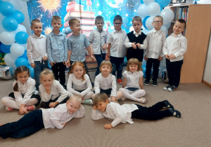 Dzieci na zdjęciu grupowym