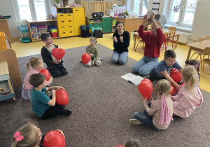 Dzieci śpiewają piosenkę