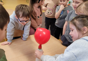 Doświadczenie z balonem