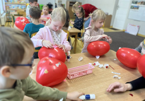 Dzieci dekorują balony