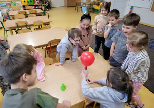 Doświadczenie z balonem