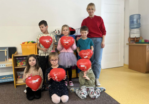 Zdjęcie grupowe z udekorowanymi balonami