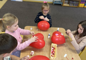 Dzieci dekorują balony