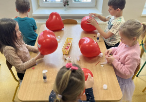 Dzieci dekorują balony