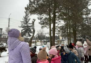 Dzieci idą w parach