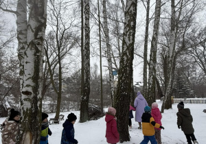 Dzieci biegają wokół drzew