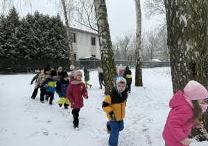 Dzieci biegają wokół drzew