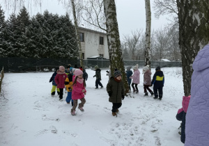 Dzieci biegają wokół drzew