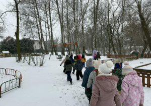 Dzieci idą w parach