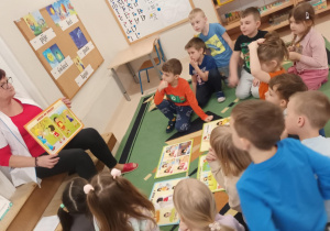 Pielegniarka pokazuje plansze