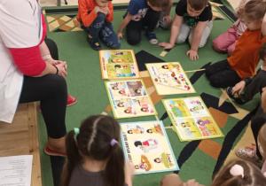 Dzieci ogladają plansze