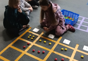 Dzieci układają wzory