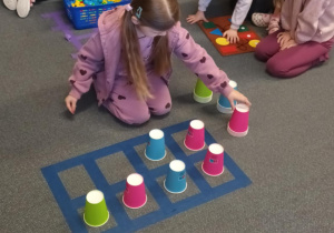 Dzieci układają wzory