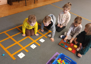 Dzieci układają wzory