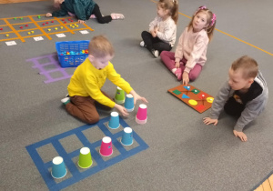 Dzieci układają wzory