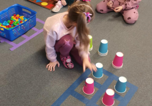 Dzieci układają wzory