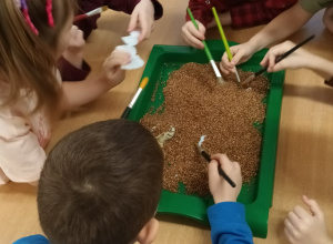 „Wykopaliska – jesteśmy paleontologami!” – zabawy sensoryczne