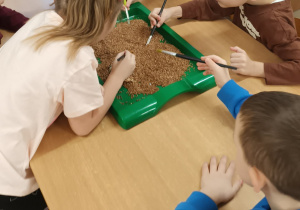 Dzieci siedza przy stolikach