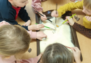 Dzieci siedza przy stolikach